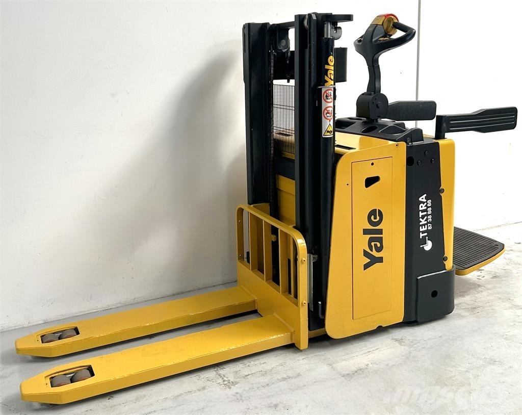Yale MP20XD 自走式スタッカー
