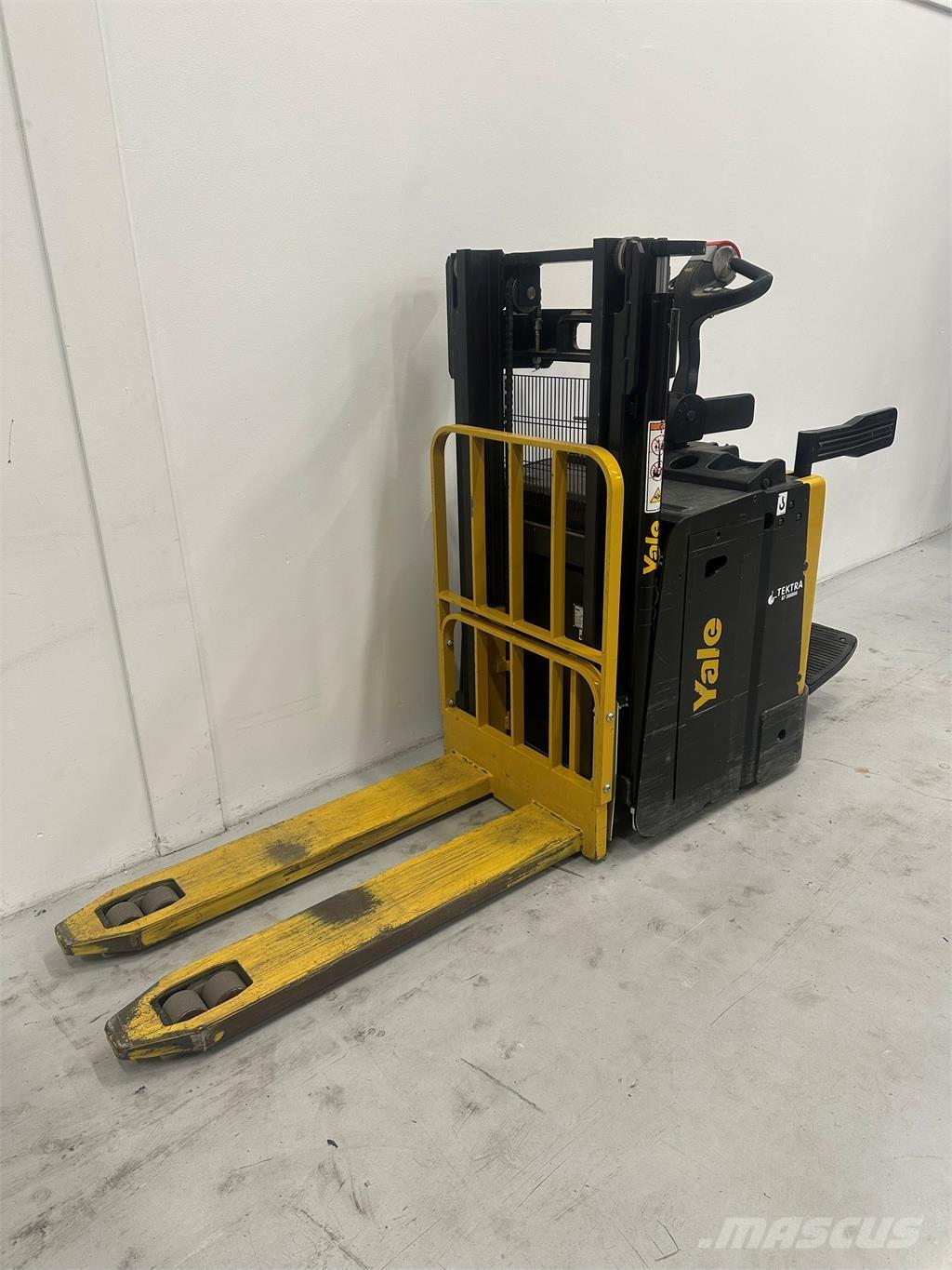 Yale MP20XD 自走式スタッカー