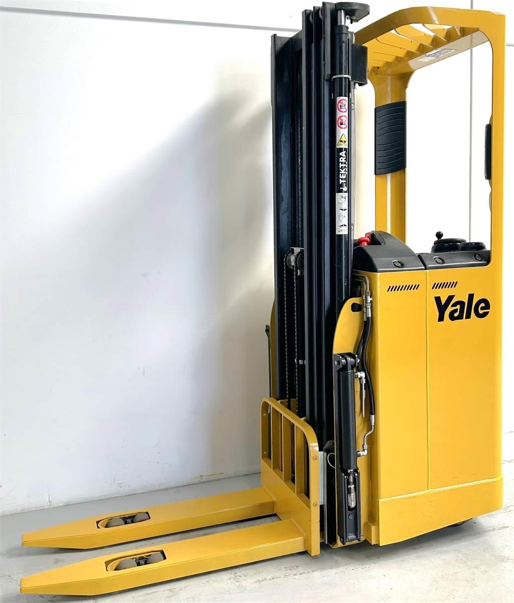 Yale SMS12S 自走式スタッカー