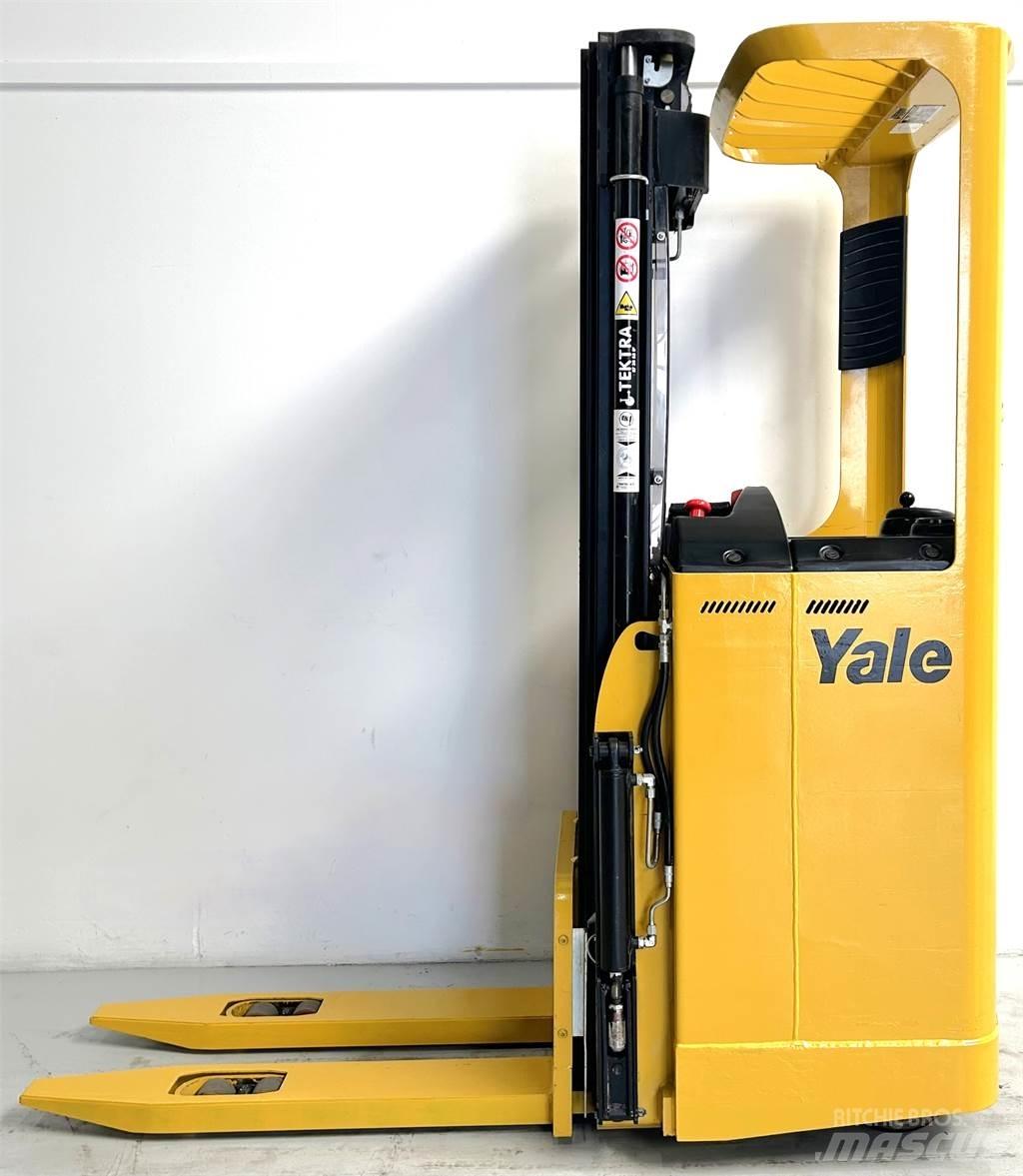 Yale SMS12S 自走式スタッカー