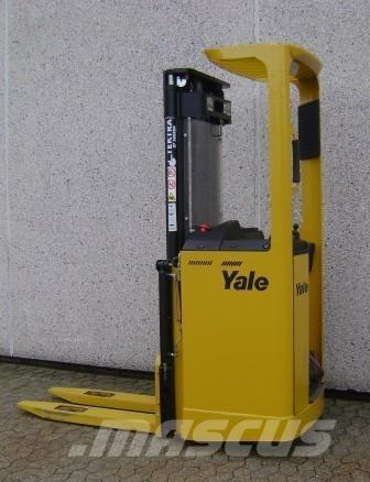 Yale SMS12S 自走式スタッカー