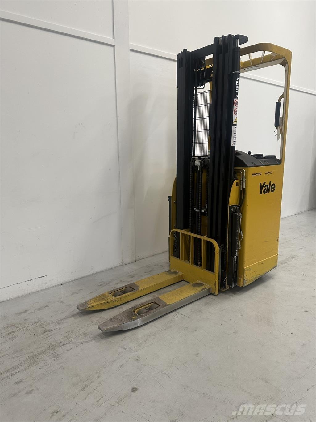 Yale SMS15S 自走式スタッカー