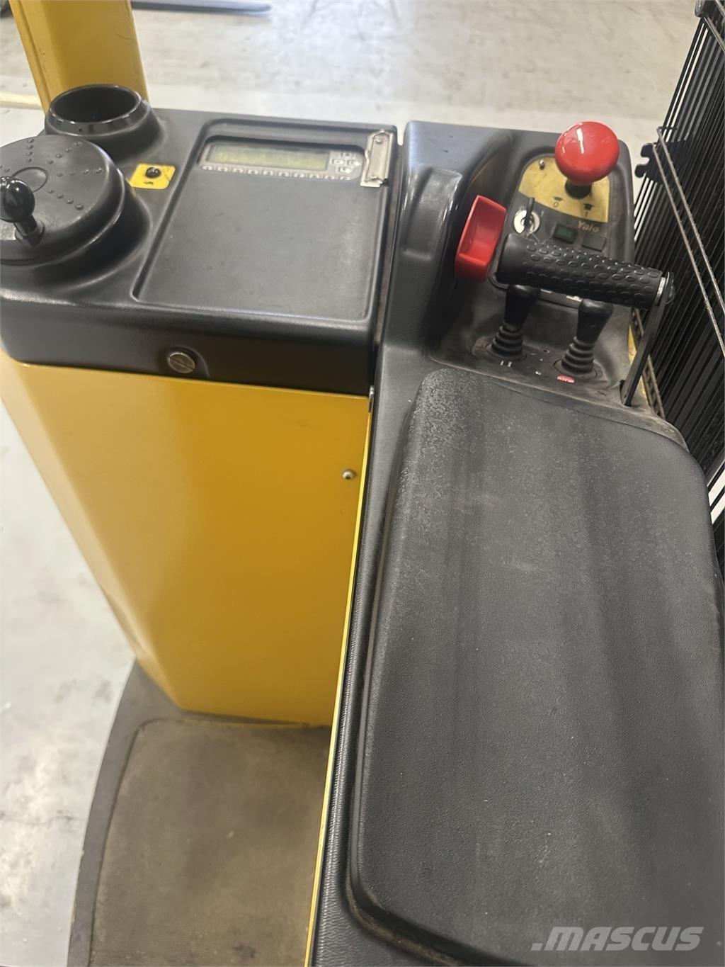 Yale SMS15S 自走式スタッカー
