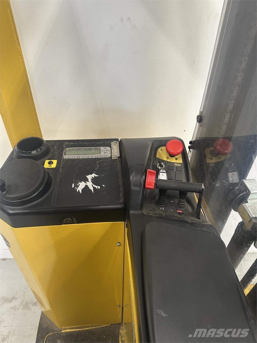 Yale SMS15S 自走式スタッカー
