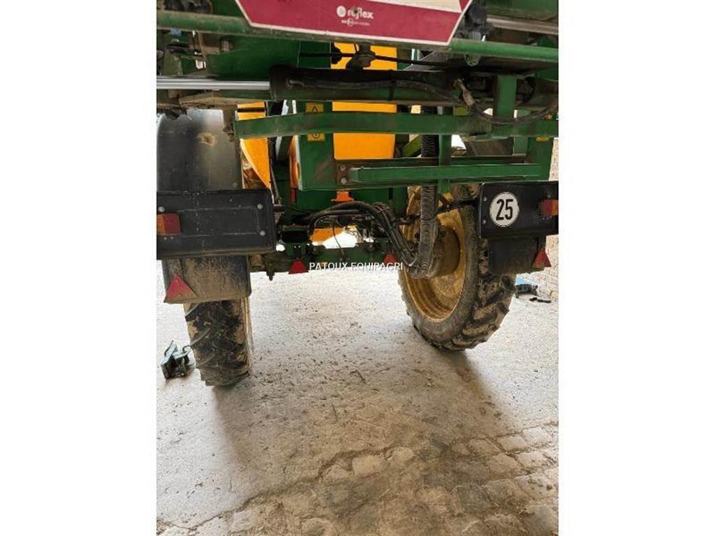 John Deere 832I 牽引型スプレイヤー