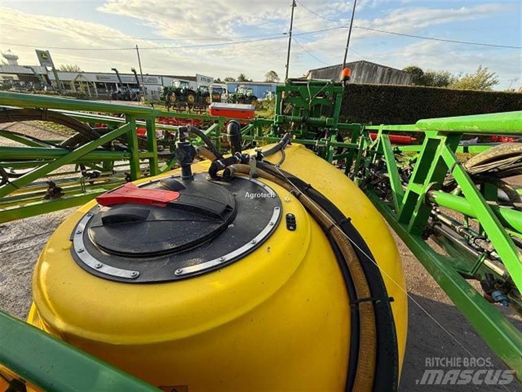 John Deere M740 牽引型スプレイヤー