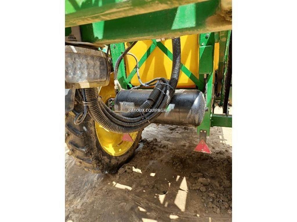 John Deere M740i 牽引型スプレイヤー