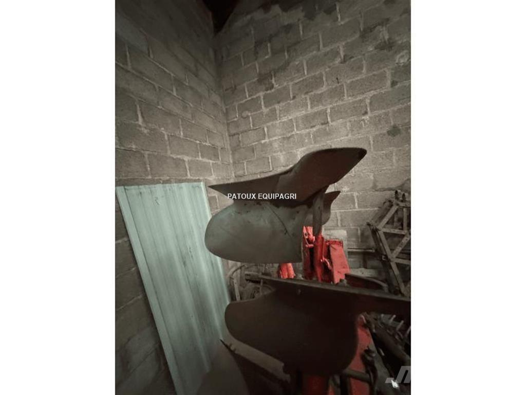 Kuhn MASTER 100 コンベンショナルプラウ