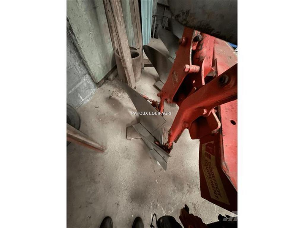 Kuhn MASTER 100 コンベンショナルプラウ