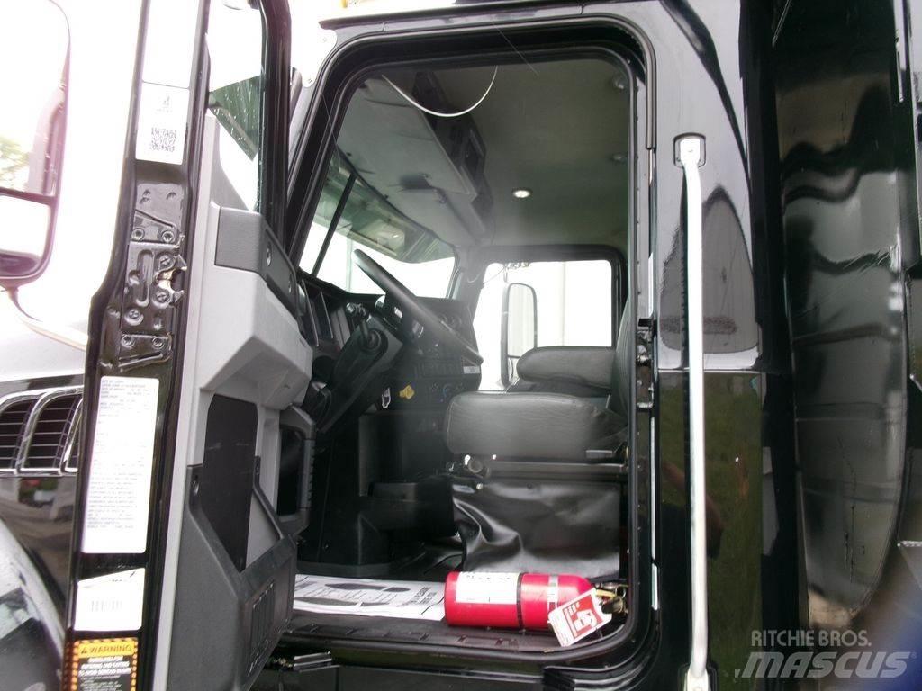Mack GR64F ダンプ