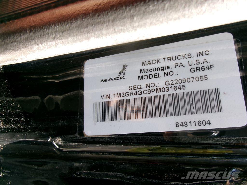 Mack GR64F ダンプ
