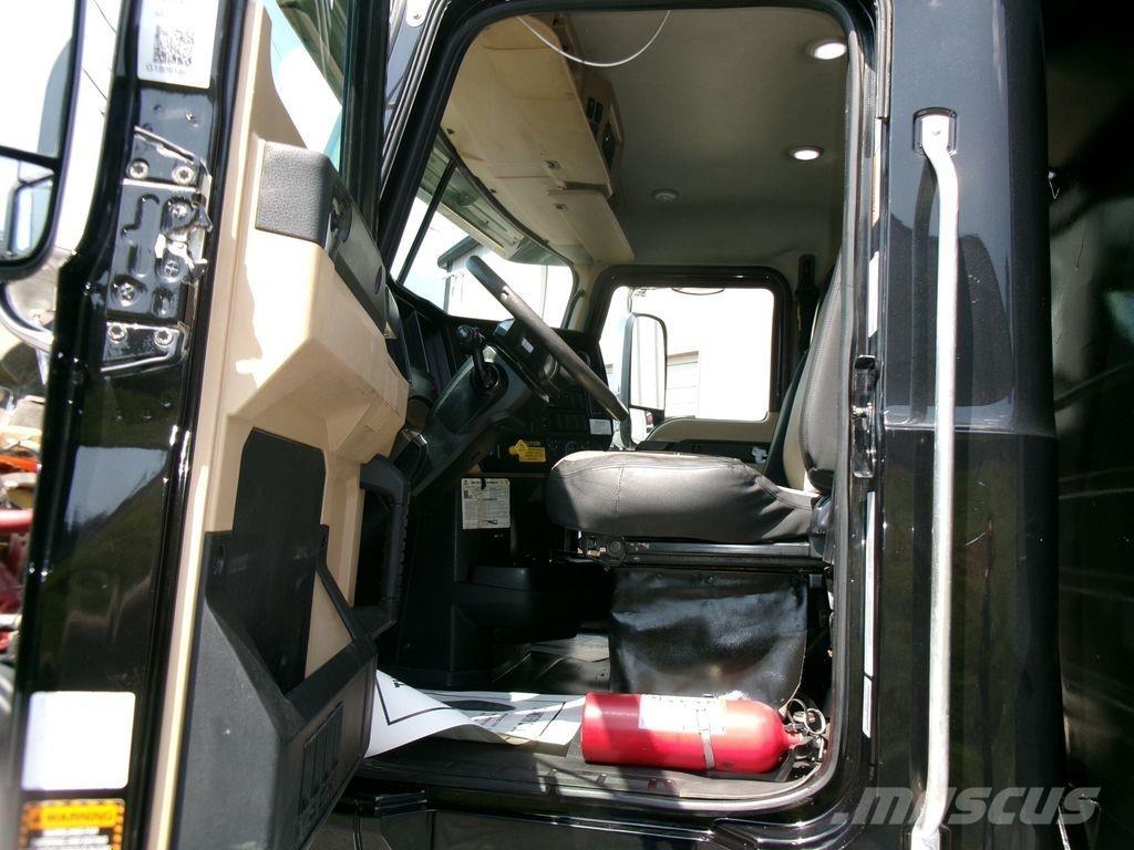 Mack GR64F ダンプ