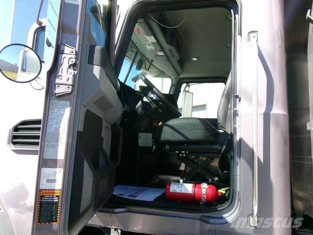 Mack GR64FR ダンプ