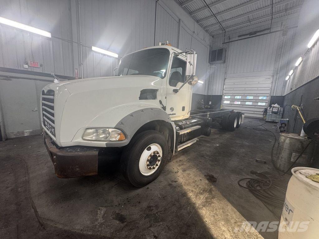 Mack GU813 キャブ付きシャーシ