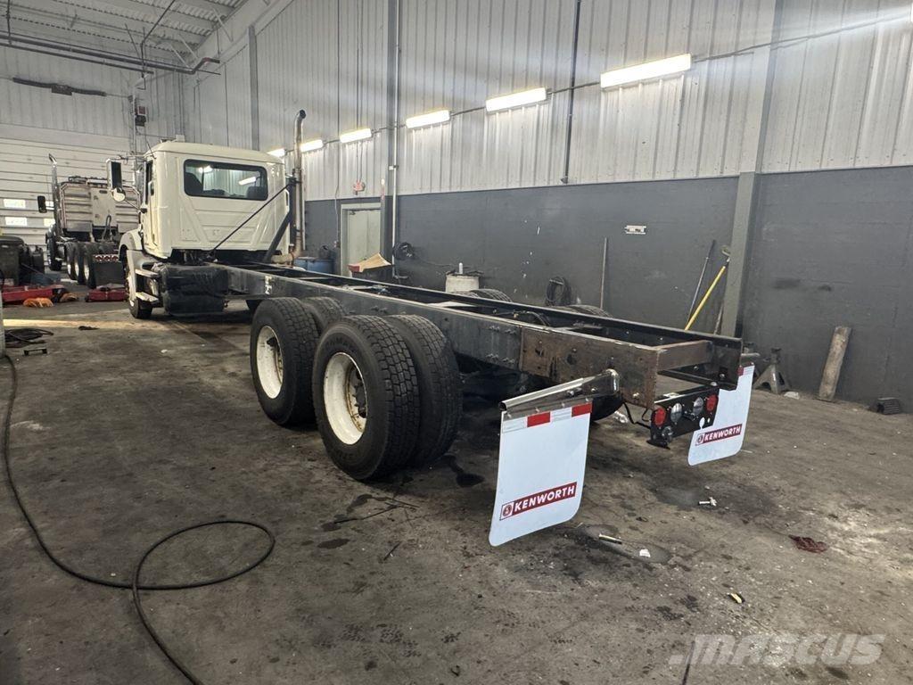 Mack GU813 キャブ付きシャーシ