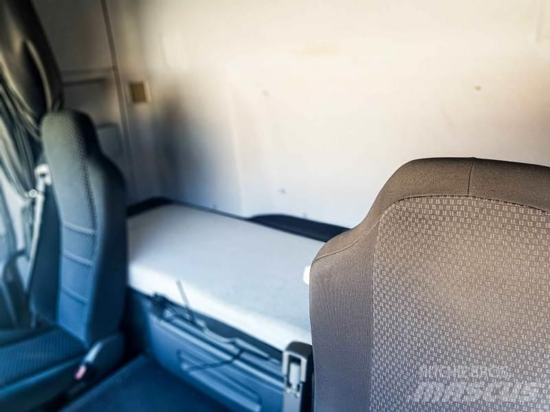 Mercedes-Benz 18.46 キャブ付きシャーシ