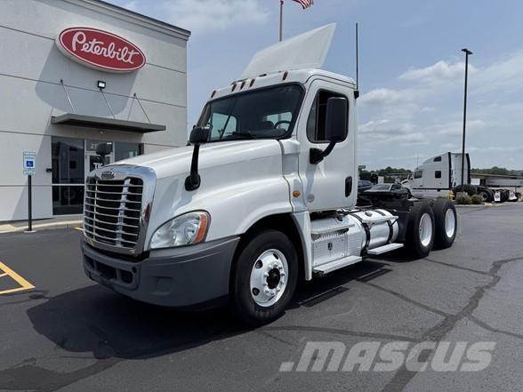 Freightliner CASCADIA 113 中古トラクターヘッド | トレーラーヘッド
