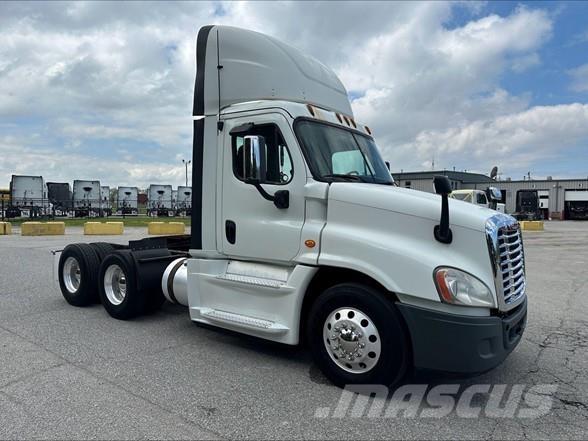 Freightliner CASCADIA 125 中古トラクターヘッド | トレーラーヘッド