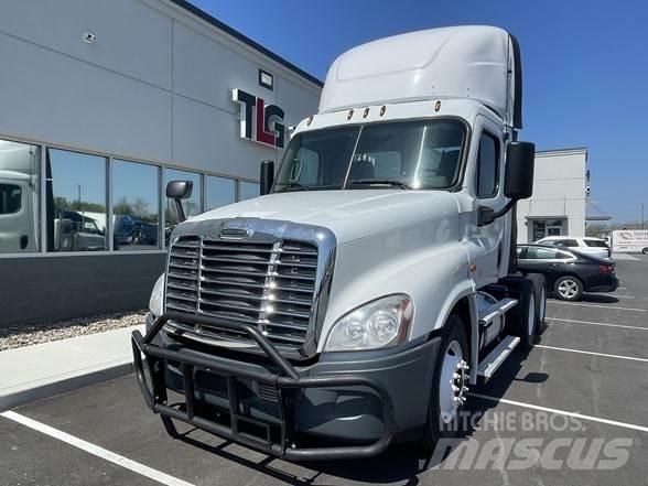 Freightliner CASCADIA 126 中古トラクターヘッド | トレーラーヘッド