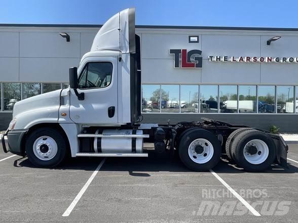 Freightliner CASCADIA 126 中古トラクターヘッド | トレーラーヘッド