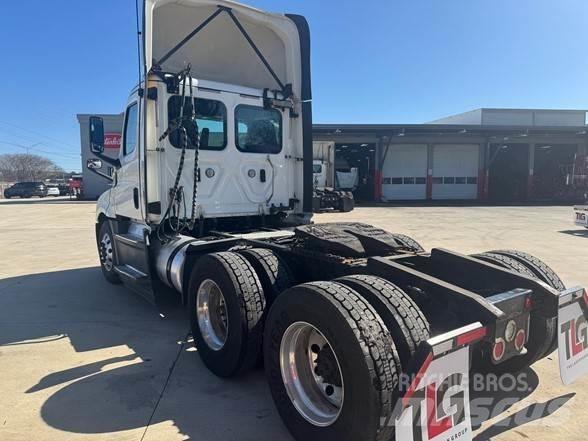 Freightliner CASCADIA 126 中古トラクターヘッド | トレーラーヘッド