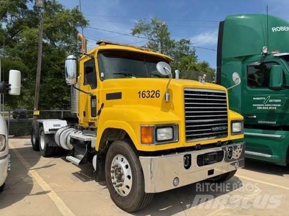 Mack PINNACLE CHU613 中古トラクターヘッド | トレーラーヘッド
