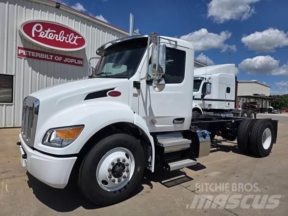 Peterbilt 536 キャブ付きシャーシ
