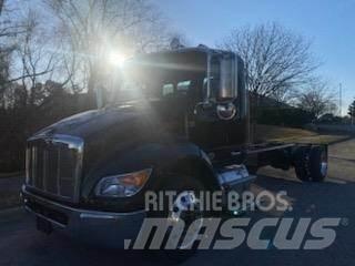 Peterbilt 536 キャブ付きシャーシ