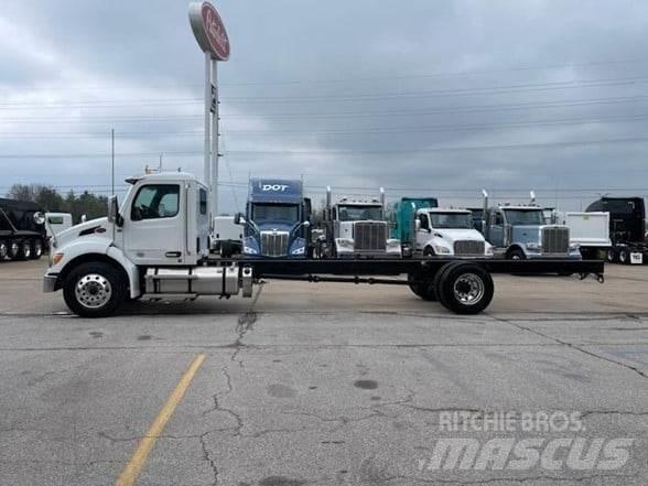 Peterbilt 536 キャブ付きシャーシ