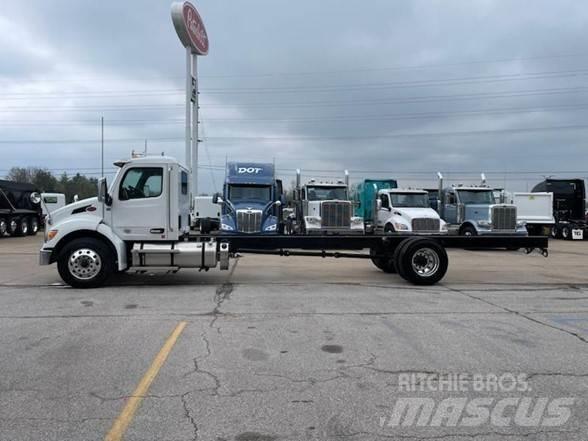 Peterbilt 536 キャブ付きシャーシ