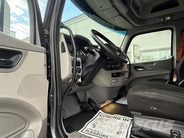 Peterbilt 567 中古トラクターヘッド | トレーラーヘッド