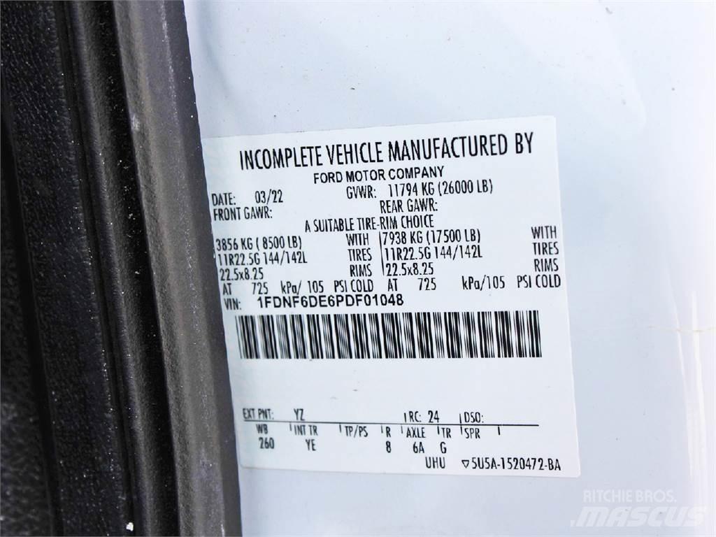 Ford F650 平ボディー