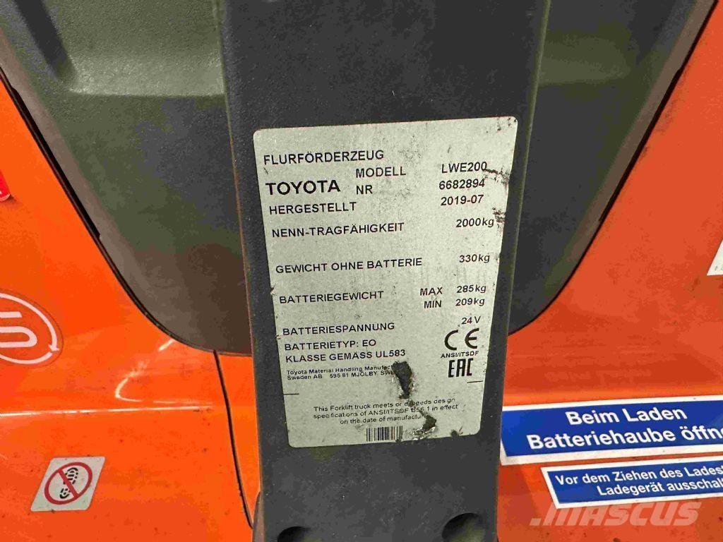 Toyota LWE 200 ローリフト