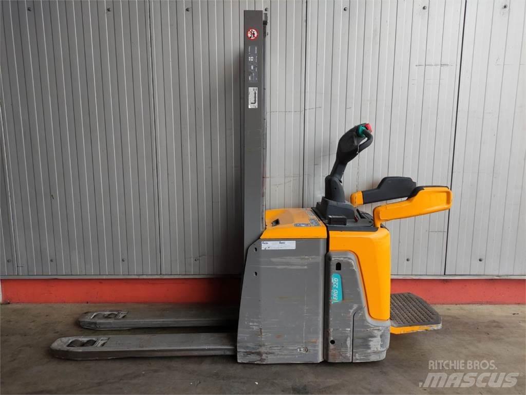 Jungheinrich ERD220 ウォーキンフォークリフト