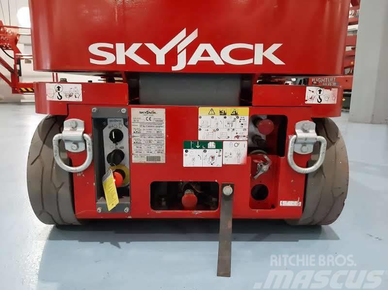 SkyJack SJ 12 垂直昇降型リフト