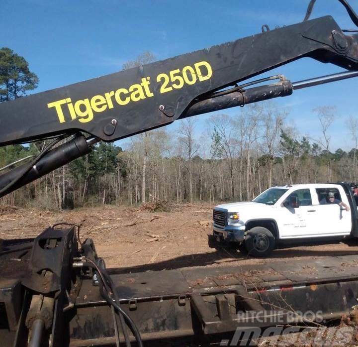 Tigercat 250D ナックルブームローダー