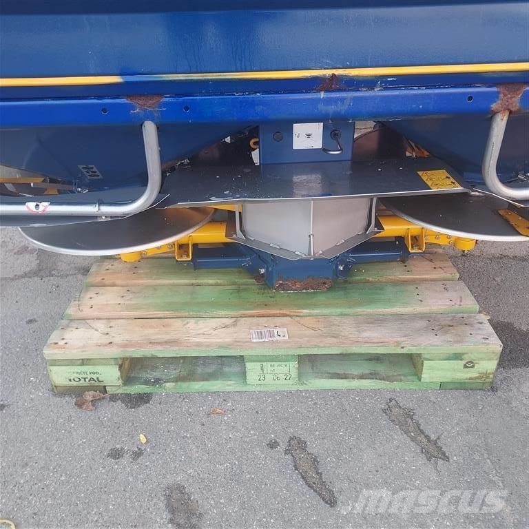 Base 2000 Bogballe M2 Base 2000 kg, 2012, Mørkøv, Sjælland, デンマーク - 中古 ミネラル散布機 ...